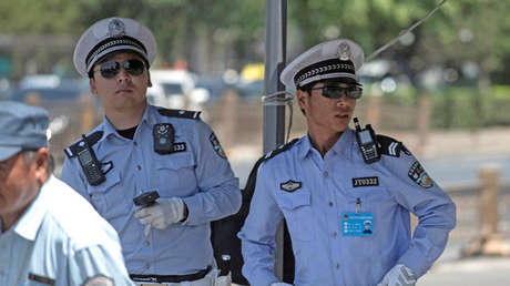 VIDEO: Policías se llevan una sorpresa al reducir a un agresor armado que irrumpió en la Comisaría