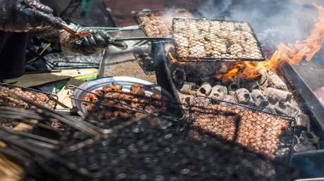 Extraen vivo un gusano de 10 centímetros del cerebro de un amante de la comida poco hecha