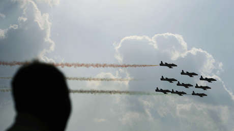 Pilotos militares de la India no duermen suficiente por pasar las noches navegando en las redes