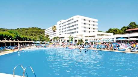 Un turista en España salva a 2 niños de ahogarse y pide compensación porque eso "arruinó" su viaje