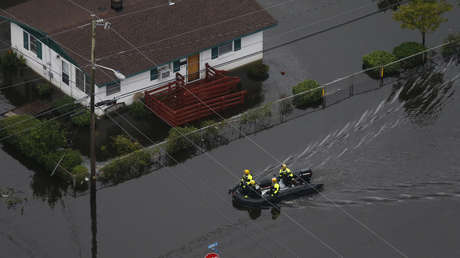 VIDEO: Un funcionario muestra un gesto de supremacistas blancos durante transmisión sobre Florence