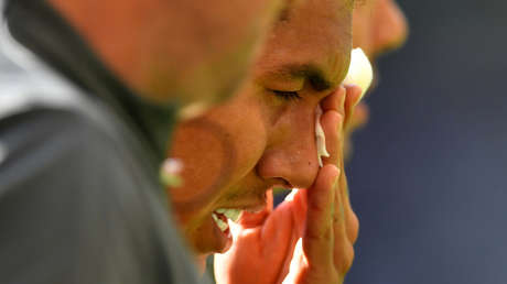 VIDEO: El horrífico momento en que metieron un dedo en el ojo a un futbolista