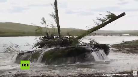 VIDEO: 115 blindados y tanques rusos acompañados por la aviación maniobran en ejercicios Vostok-2018