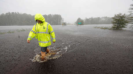 VIDEO: Heroico reportero planta cara al huracán, pero dos tranquilos transeúntes arruinan la escena