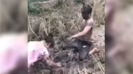 VIDEO: Una pareja juega a piedra, papel o tijera de manera inusual (¡no sigan su ejemplo!)