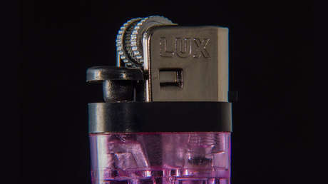 VIDEO: Explosión de un encendedor en una tienda lanza un vaso de tallarines por los aires