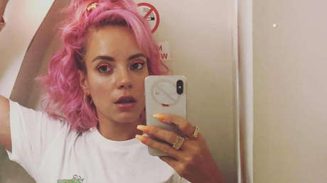 "Sentí su cuerpo desnudo contra mi espalda": Lily Allen revela que fue asaltada sexualmente