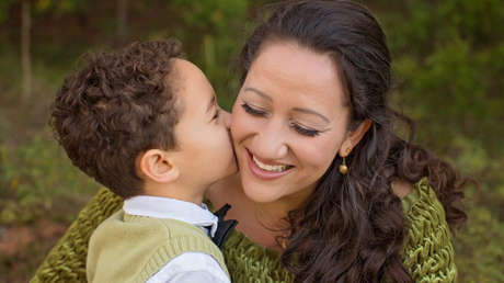 "¡Mamá, te quiero!"... "¿Estás bien, hijo?": La curiosa reacción de padres a un experimento (VIDEO)
