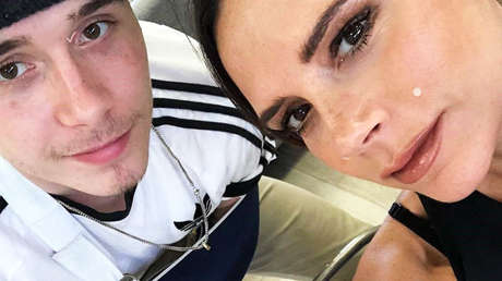 Critican al hijo de Victoria Beckham por subir una foto de su madre 'en topless'
