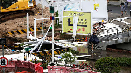 VIDEO: El momento en que un reportero que cubre el tifón Mangkhut esquiva la muerte de milagro