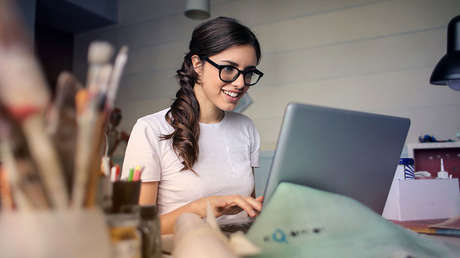 Demandan a Facebook por discriminar a mujeres en anuncios de ofertas de trabajo