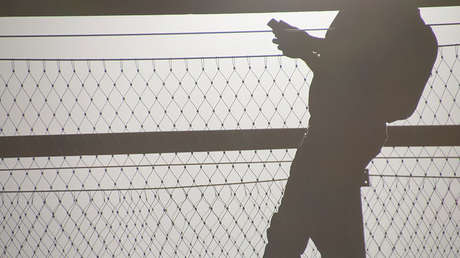 Salta por un paso elevado para evitar un test de alcoholemia, y al final resulta que no estaba ebrio