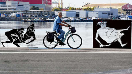 Polémica en España por esculturas que representan sexo explícito al estilo griego en plena calle