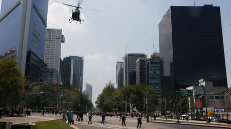 Fotos: Una mujer se arroja al vacío al oír la alerta sísmica durante un simulacro en México