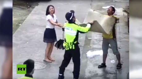 VIDEO: Policías y transeúntes salvan a un bebé cuando cae desde una ventana