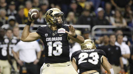 VIDEOS: Una mascota de fútbol americano se dispara accidentalmente en la ingle