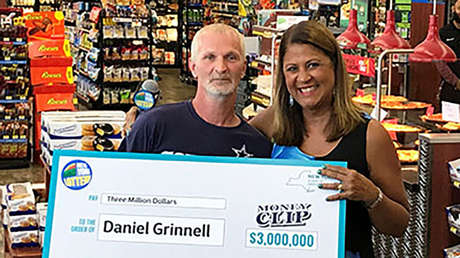 Gana 3 millones de dólares a la lotería y dice que fue por culpa de un cajero roto