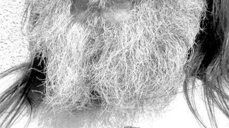 FOTO: La revista Vogue publica una imagen de una modelo con barba y en las redes estallan las bromas