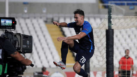 VIDEOS: Un futbolista saltó una valla para festejar un gol con los hinchas y desapareció