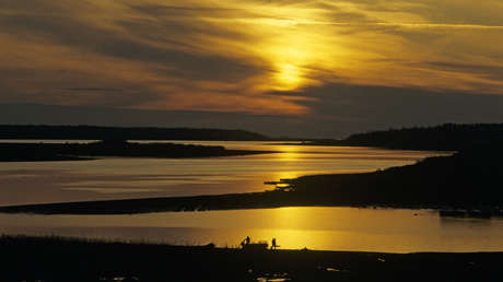 Cuatro pescadores rusos se duermen alcoholizados en un auto y mueren ahogados en un río (VIDEO)