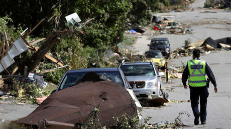 "En pleno tornado": Una conductora grita aterrada mientras el viento le destroza la ventana (VIDEO)