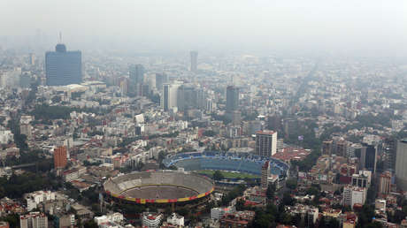 Un camión cae en un socavón y paraliza el tráfico en la Ciudad de México