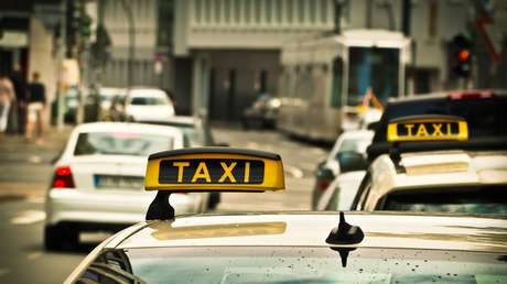 Chile: Un turista suizo queda en grave estado tras aferrarse a un taxi que se fugó con su equipaje