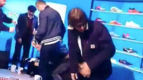 VIDEO: Un sobre misterioso cae del pantalón de un conocido cantante y la Red sospecha lo peor