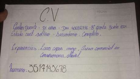 FOTO: Un desempleado hace su currículo a mano por falta de dinero y conmueve a las redes