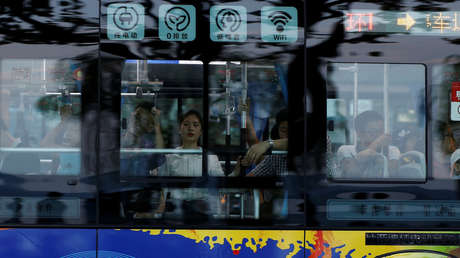 VIDEO: Una mujer usa un desatascador para no caer en un autobús lleno de gente