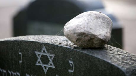 "Una patada a los judíos": Ira tras construir un centro deportivo sobre un cementerio en Polonia