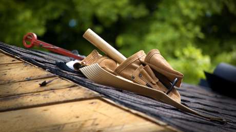 VIDEO: Una mujer rompe el techo, cae en la bañera y esta fue su primera reacción