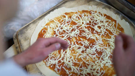 Un cocinero escupe en una pizza mientras la prepara y es detenido por la Policía