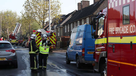 Decenas de bomberos intentan apagar un gran incendio en Londres