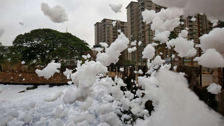 VIDEO: Metros de espuma tóxica cubren las calles tras el desborde de un lago contaminado en India