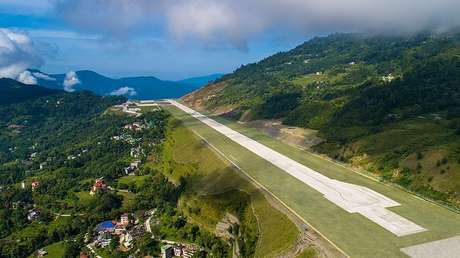 En el techo del mundo: Inauguran un espectacular aeropuerto en medio del Himalaya (FOTOS)