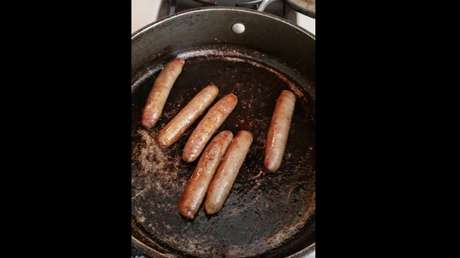 VIDEO: Unas salchichas gritan como humanos mientras son cocinadas en una sartén