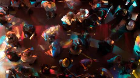 Foto de una joven aburrida en una discoteca se convierte en el meme "más identificable" de la Red