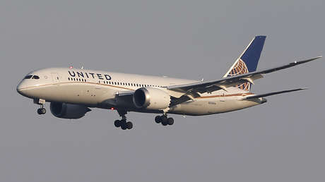 Azafata desata escándalo al intentar prohibir a bebé llorar más de 5 minutos porque "no se permite"