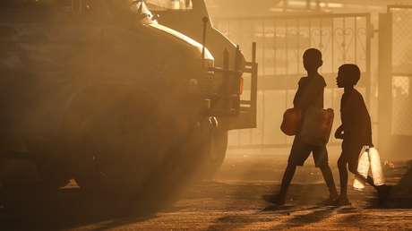 VIDEO: Un auto pasa por encima de un niño pero este se levanta y se va corriendo como si nada
