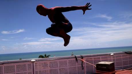 VIDEO: Nada parará a este cobrador de bus, capaz de recaudar los pasajes a lo Spider-Man