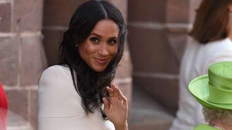 VIDEO: Meghan Markle rompe protocolo real mostrándose "con los pies en la tierra" y arden las redes