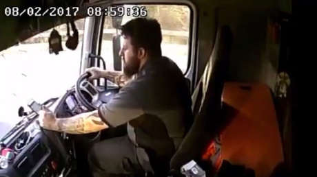 VIDEO: Un camionero juega con su móvil minutos antes de causar la muerte de una mujer