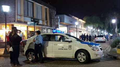 VIDEO: Primero choca contra un coche y luego atropella a una pareja al intentar escapar