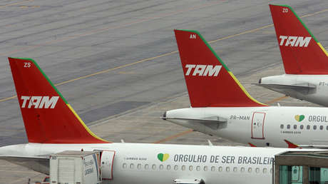 VIDEO: Un avión remolcado se sale de control y rueda hacia un árbol en Brasil