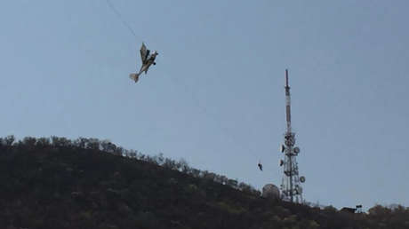 VIDEO, FOTOS: La avioneta de una pareja se enreda en una tirolesa a 300 metros de altura