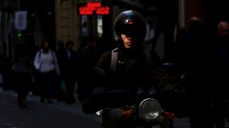 VIDEO: Motochorros asaltan un auto en 10 segundos y se llevan un botín de casi 8.900 dólares