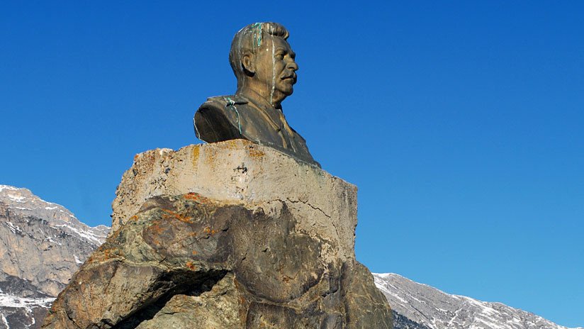 Expresentador de 'Top Gear' recorre Georgia con un busto de Stalin sobre el capó de su Bentley