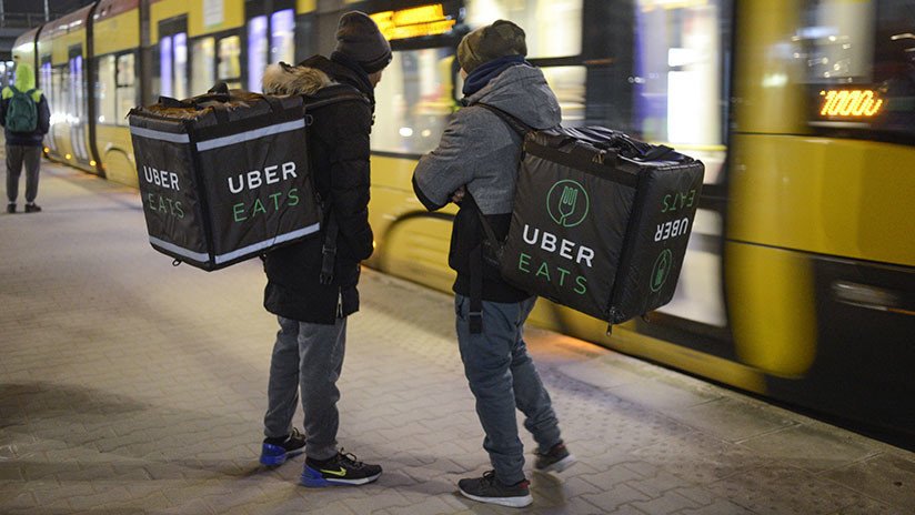 VIDEO: Captan cómo un repartidor come del pedido de un cliente en su misma puerta