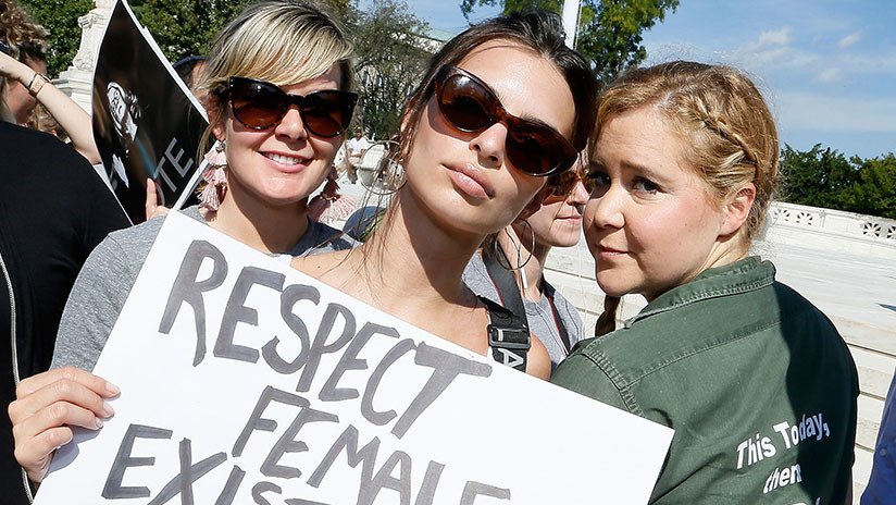 Detienen hasta a la modelo Emily Ratajkowski durante las protestas contra el juez Brett Kavanaugh